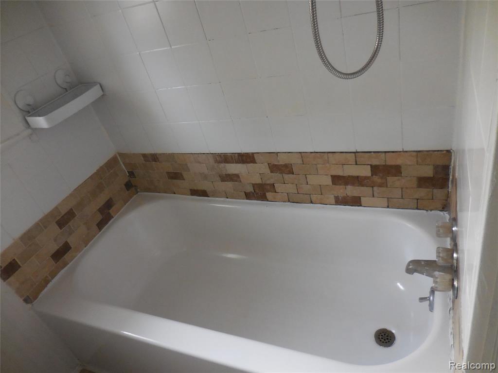 515 Skinner, Highland, MI — Photo 14