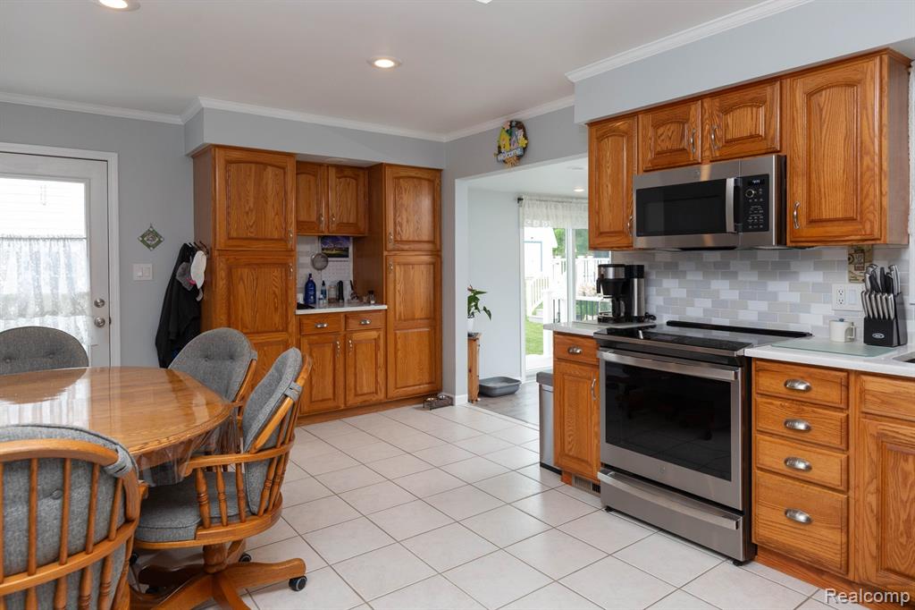 9026 Woodside Road, Northville, MI 48167 — Photo 4