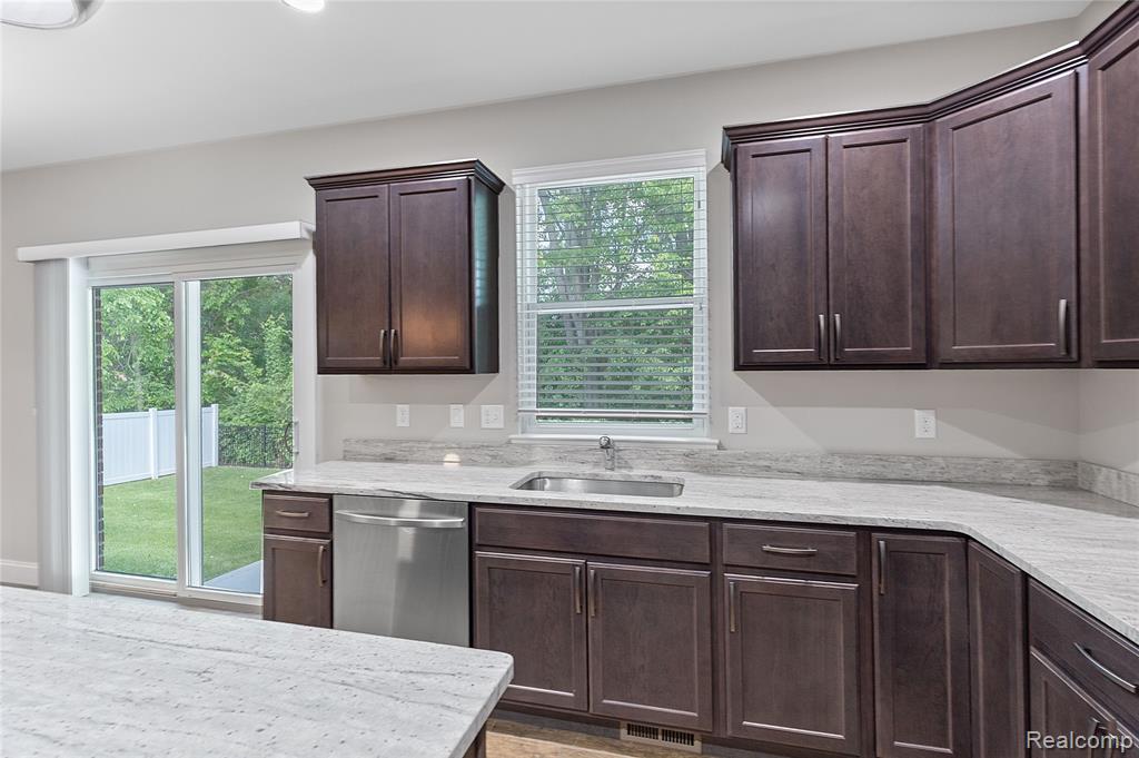 47467 Bayside Circle W, Chesterfield, MI 48047 — Photo 9