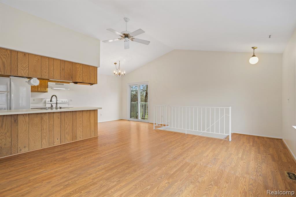 381 NEPTUNE Drive, Walled Lake, MI 48390 — Photo 10