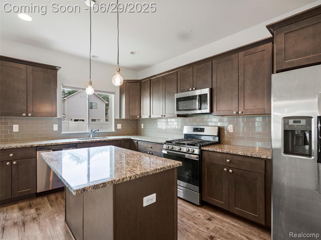 399 W DALLAS Avenue, Madison Heights, MI 48071 — Photo 12