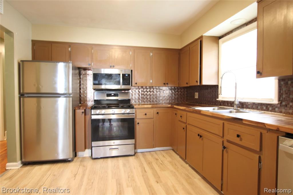 621 Forest Drive, Fenton, MI 48430 — Photo 7