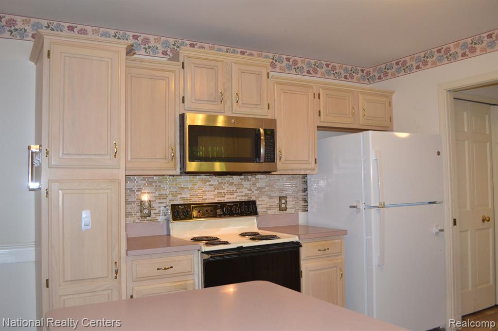 1052 PINEWOOD Court, Brighton, MI 48116 — Photo 5