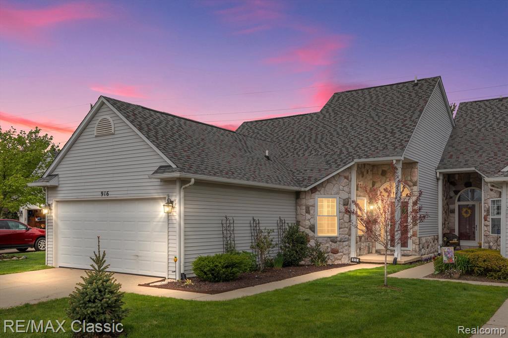 916 VILLAGE Way, South Lyon, MI 48178 — Photo 3