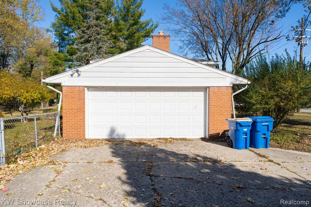 5274 Cooley Lake Road, Waterford, MI 48327 — Photo 10