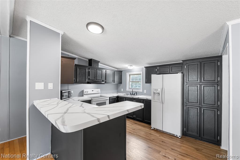 4065 Manitoba Street, Auburn Hills, MI 48326 — Photo 5