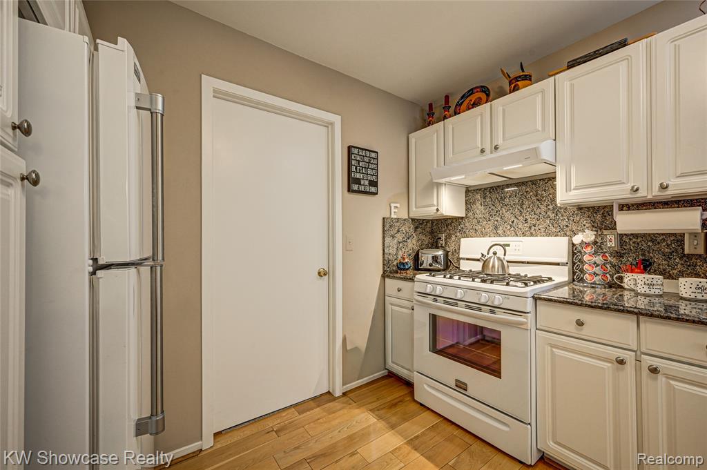 458 N Oak Drive, Commerce Twp, MI 48390 — Photo 20