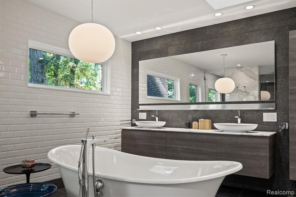 7371 Lindenmere Drive, Bloomfield Hills, MI 48301 — Photo 24
