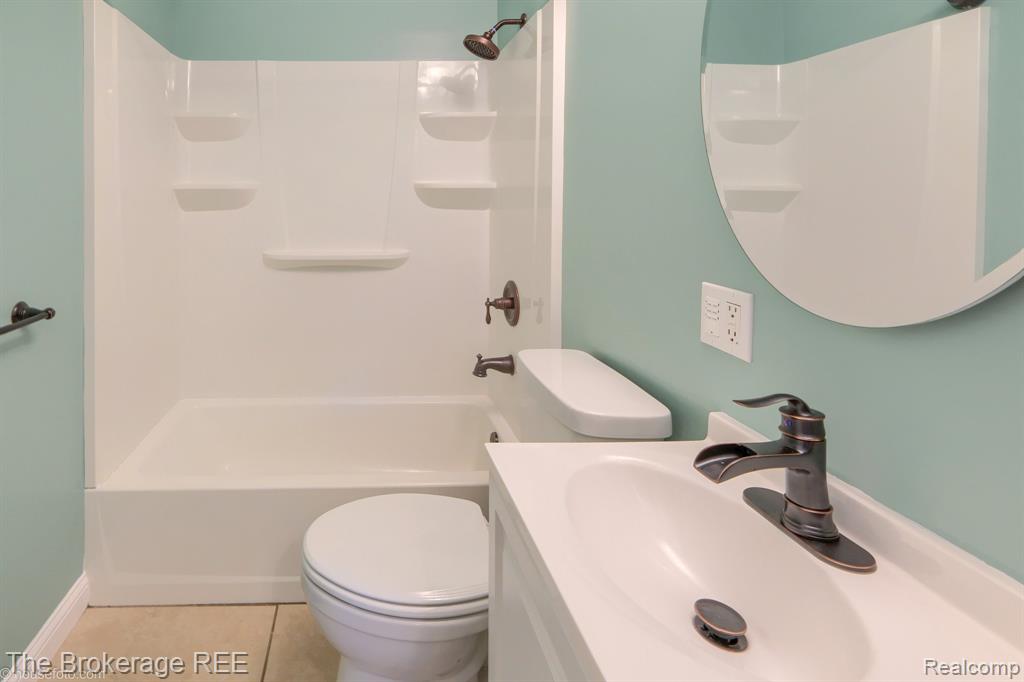 6230 Woodsdale Drive, Grand Blanc, MI 48439 — Photo 36