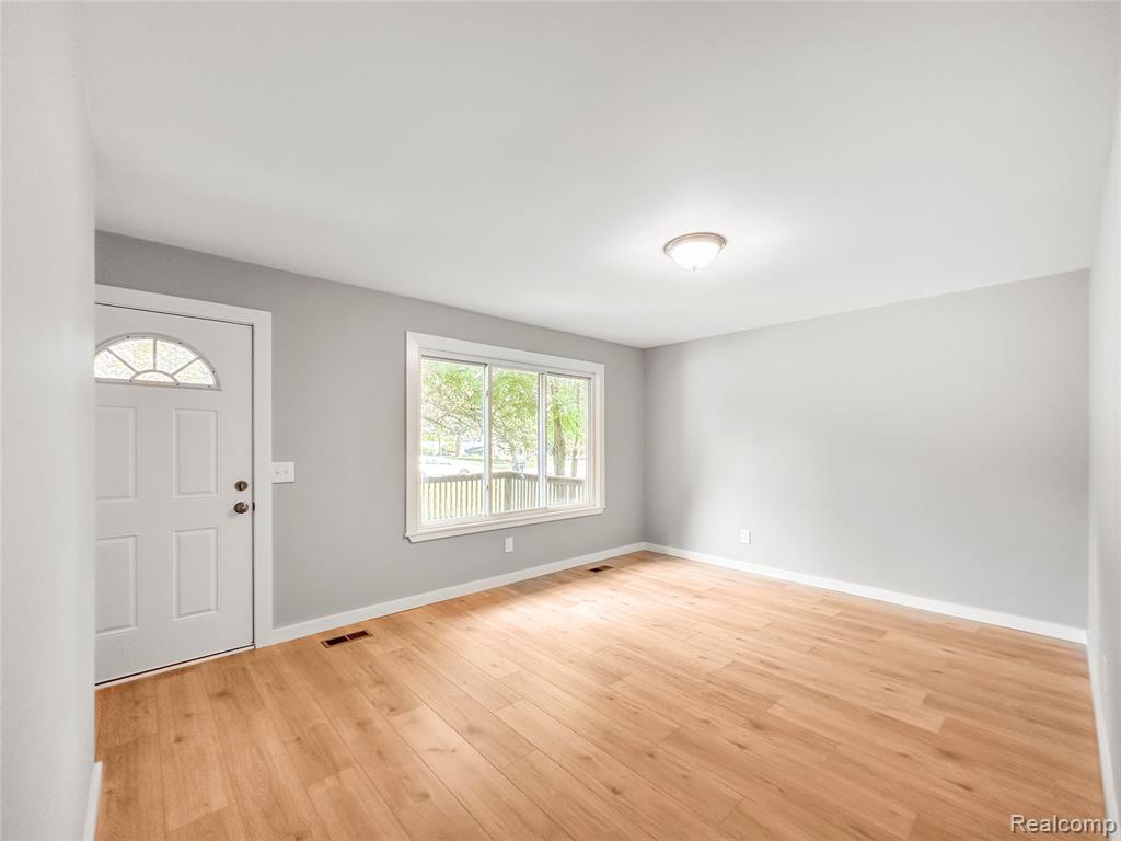5552 Liberty Bell Road, Grand Blanc, MI 48439 — Photo 7