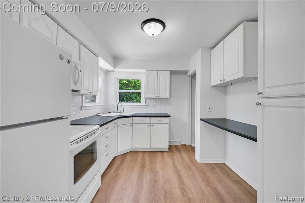 7168 Wedworth Street, Waterford, MI 48327 — Photo 13