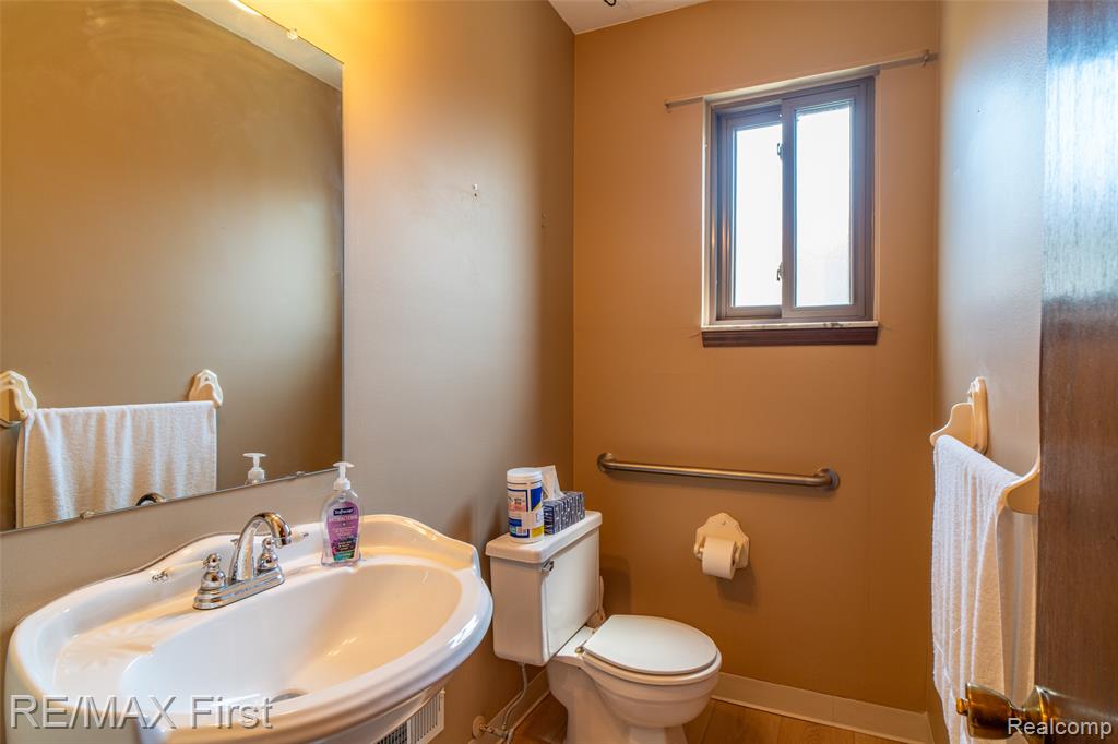 47798 CHRYS, Macomb, MI 48044 — Photo 23