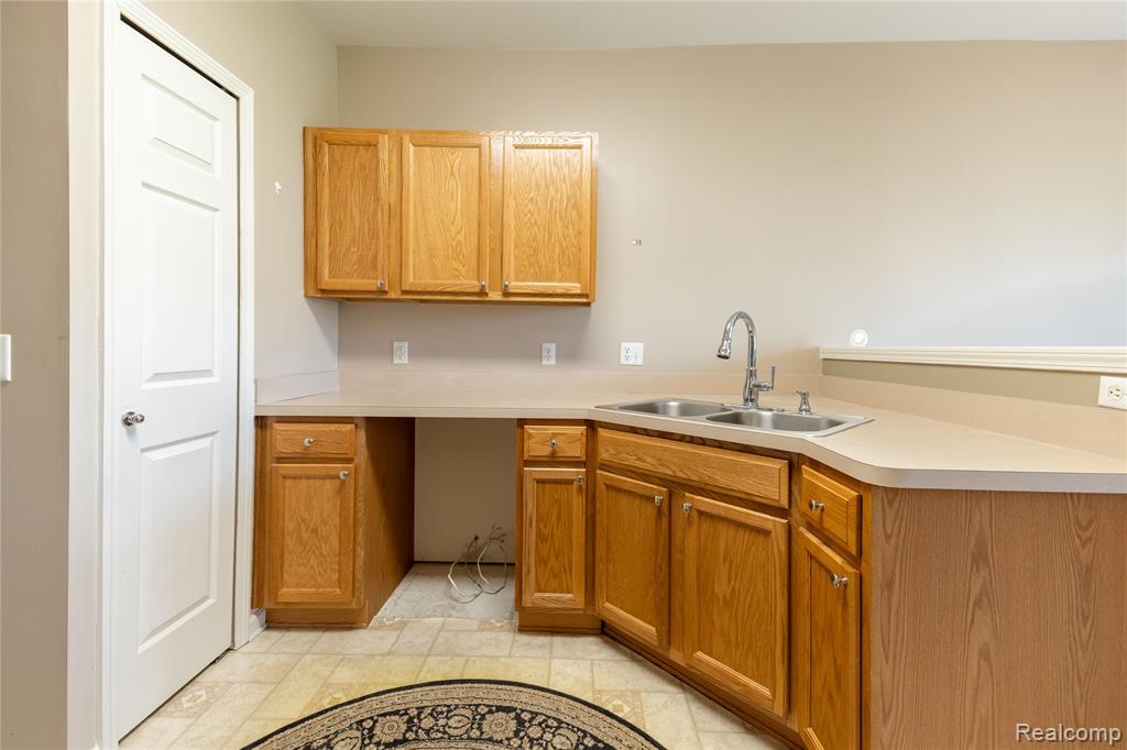 26624 Kirkway Circle, Woodhaven, MI 48183 — Photo 12