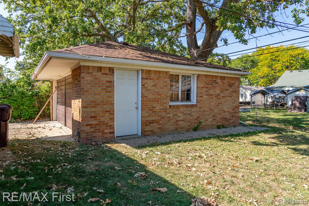 7257 State Park, Center Line, MI 48015 — Photo 8