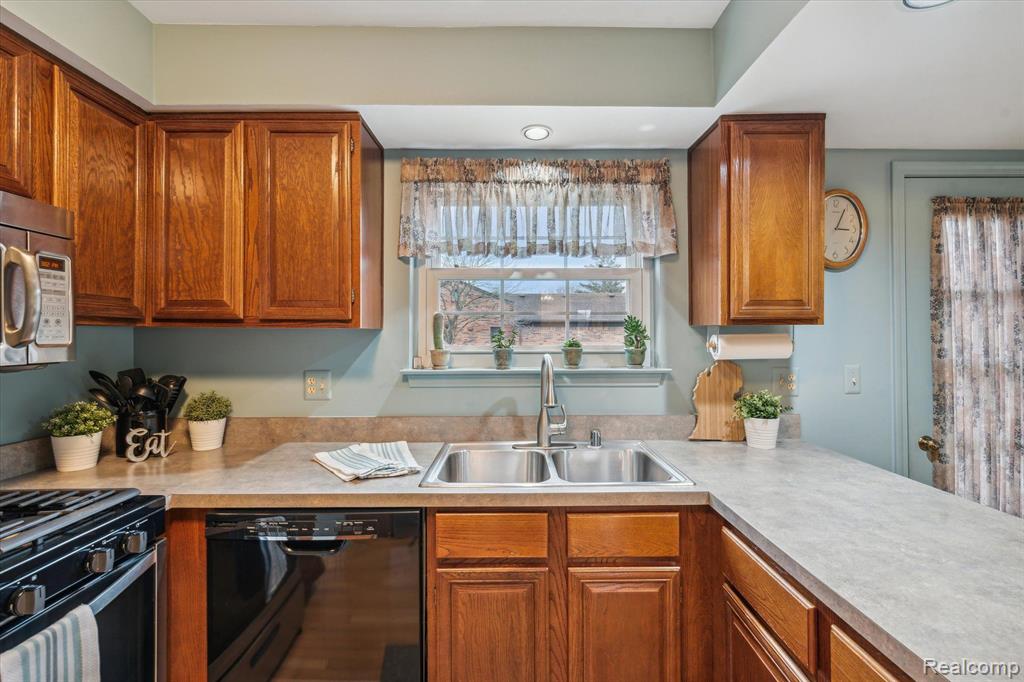 45303 CLAYMORE Drive, Canton, MI 48187 — Photo 16