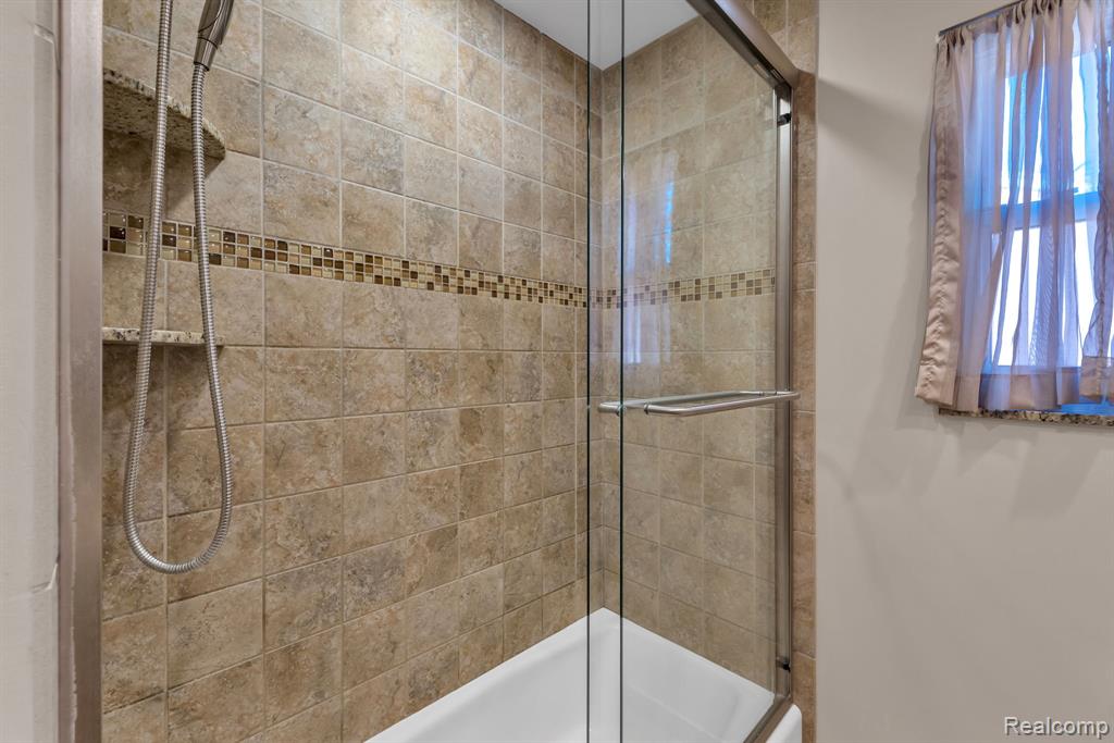 26637 Clairview Drive, Dearborn Heights, MI 48127 — Photo 22