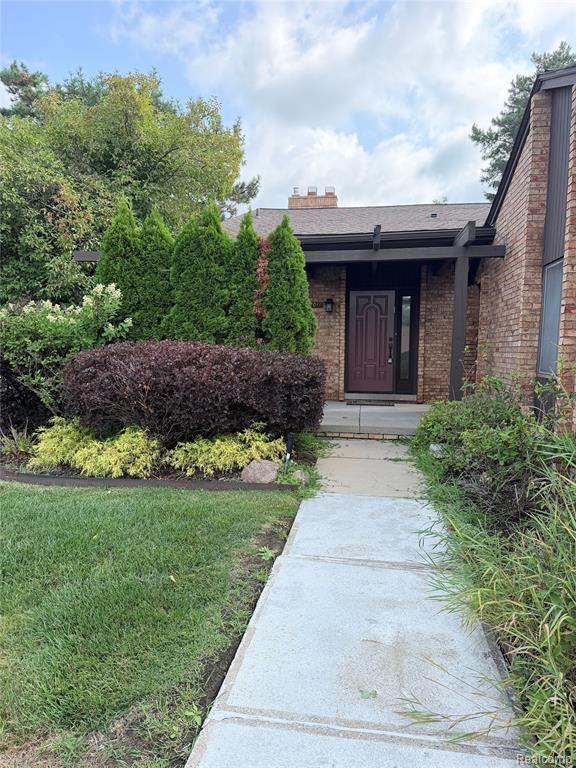 2011 Bordeaux Street, West Bloomfield, MI 48323