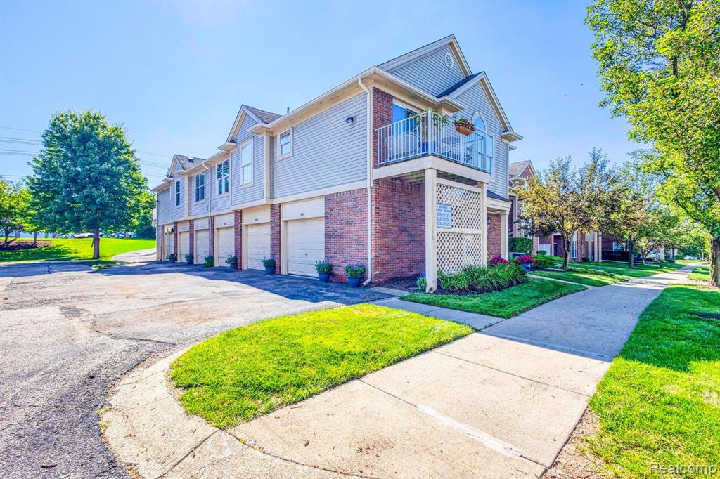 1828 FLAGSTONE Circle, Rochester, MI 48307 — Photo 3
