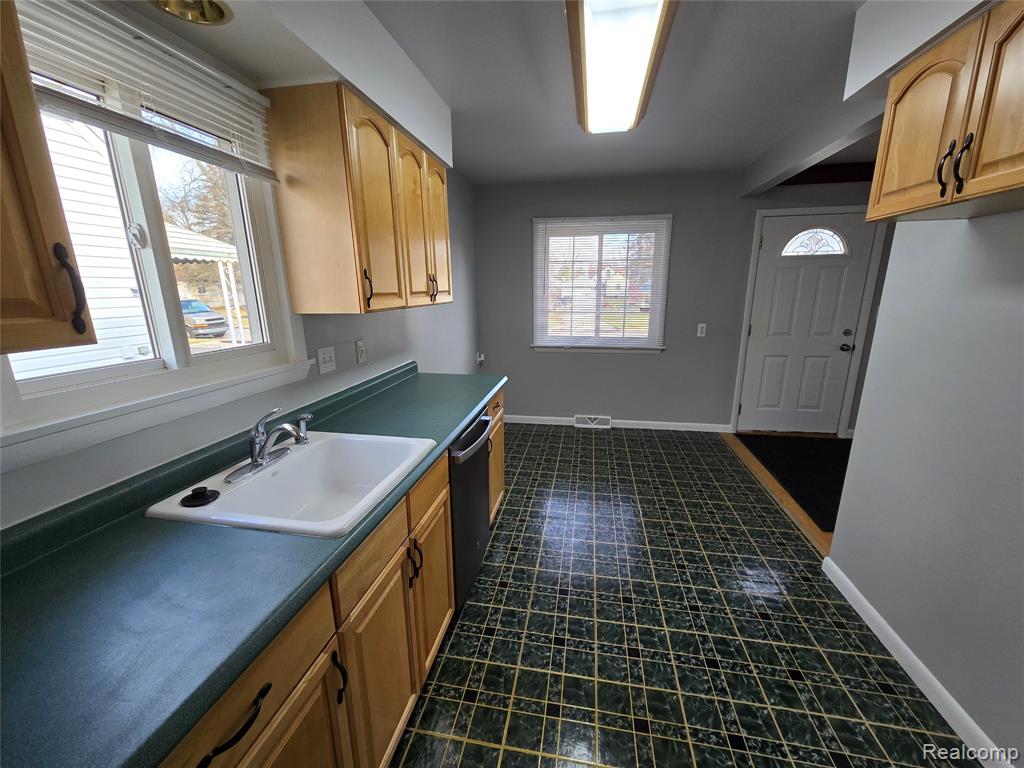 4694 Ziegler Street, Dearborn Heights, MI 48125 — Photo 5