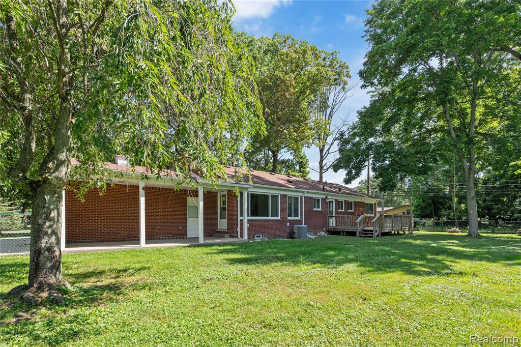 8293 Woodcrest Drive, Grosse Ile, MI 48138 — Photo 11
