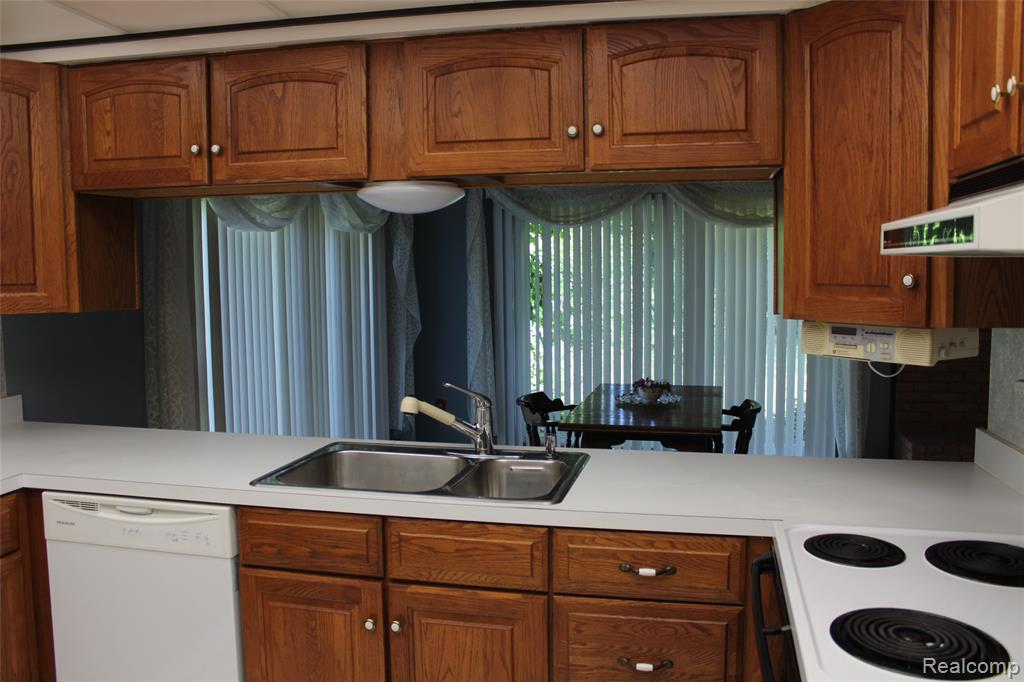 4037 Sandy Creek Drive, Utica, MI 48316 — Photo 5