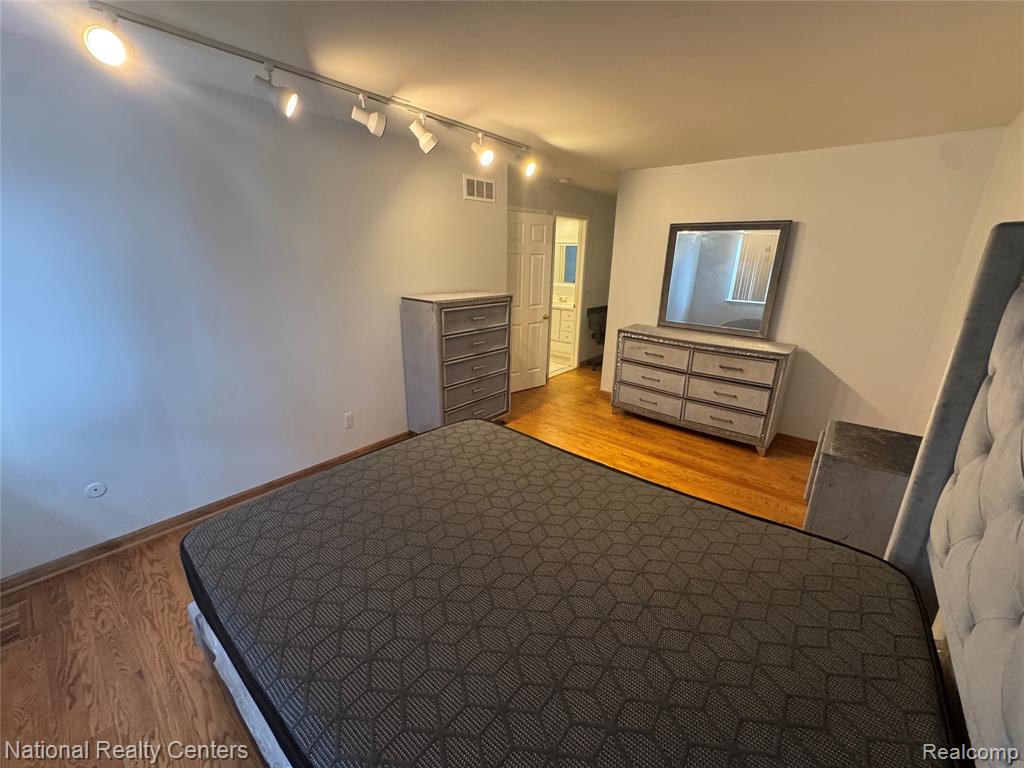 8514 Hampshire Drive, Sterling Heights, MI 48313 — Photo 13