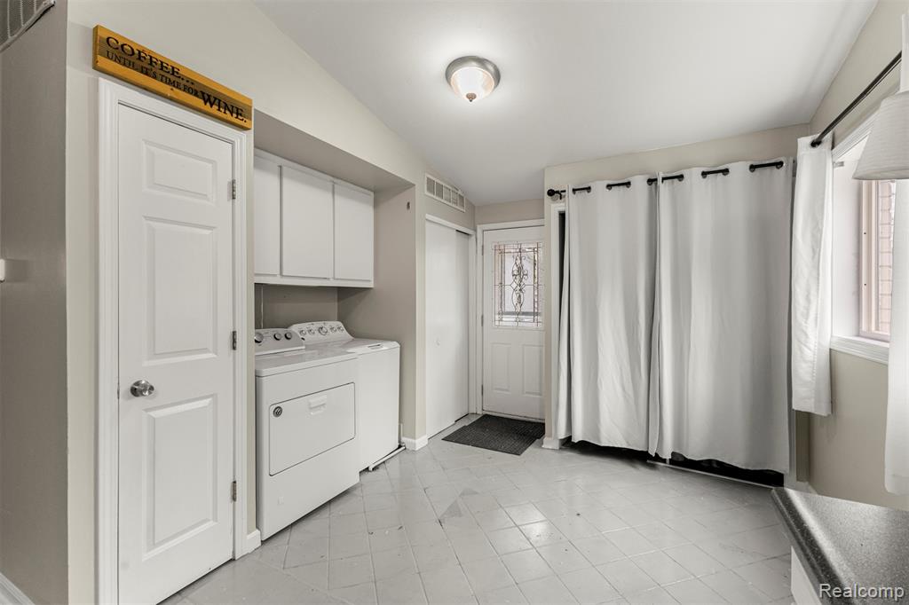 5367 Vivian Street, Dearborn Heights, MI 48125 — Photo 15