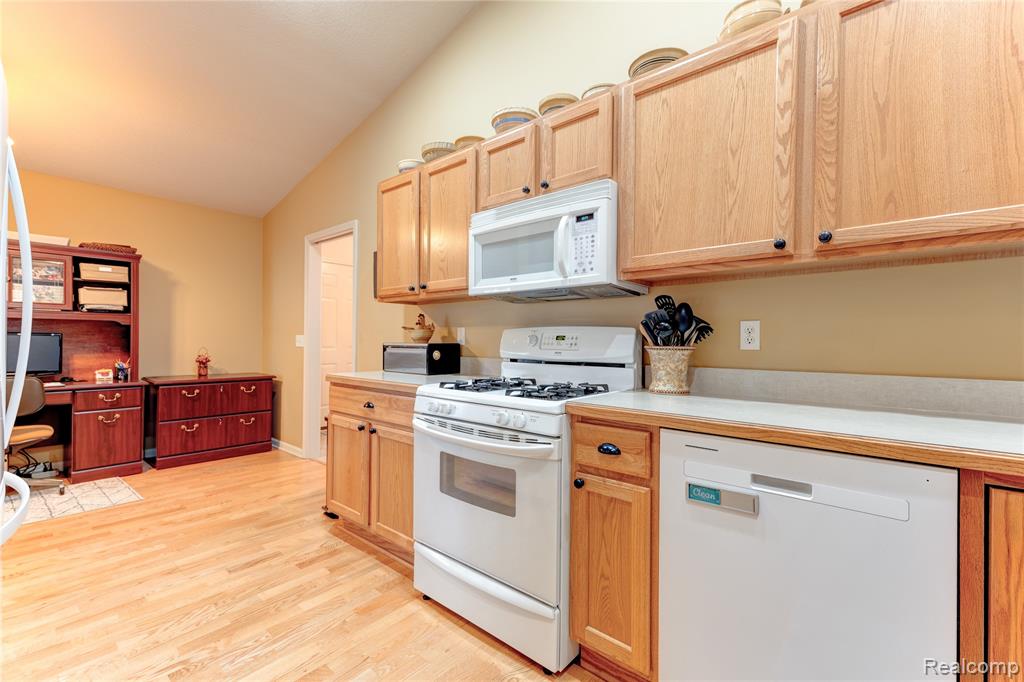 11126 Strathmore Court, Grand Blanc, MI 48439 — Photo 17