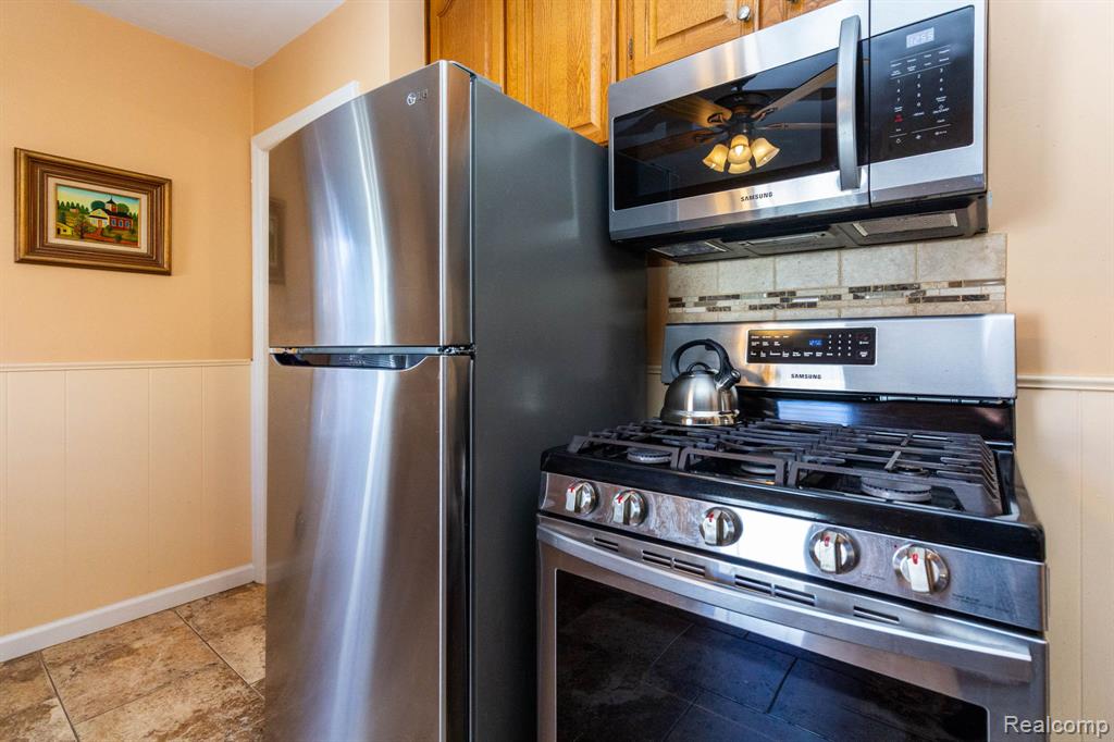 20927 Hawthorne Street, Harper Woods, MI 48225 — Photo 6