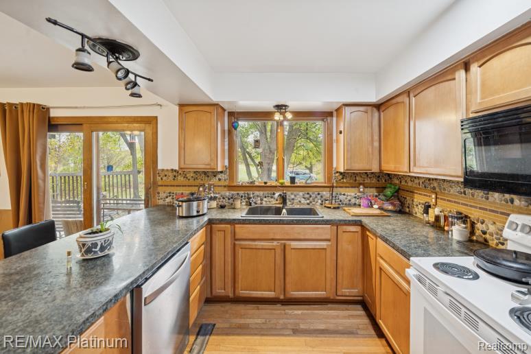 10209 Sargent Road, Fowlerville, MI 48836 — Photo 9