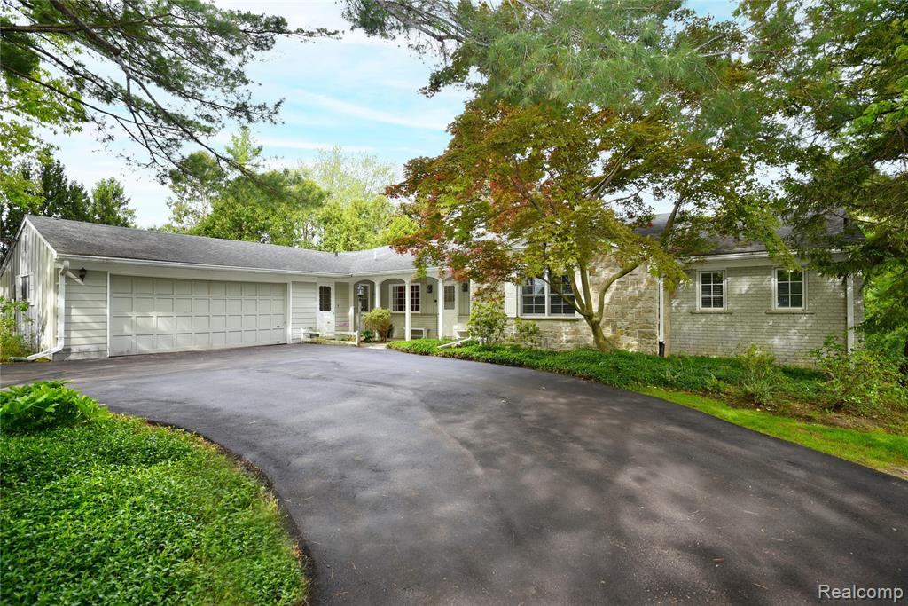 2026 W Bend Court, Bloomfield Hills, MI 48302 — front exterior