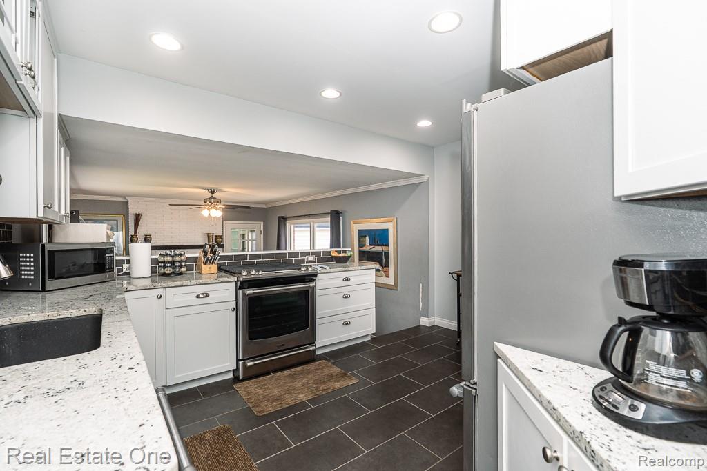 4196 Grayton Drive, Waterford, MI 48328 — Photo 7