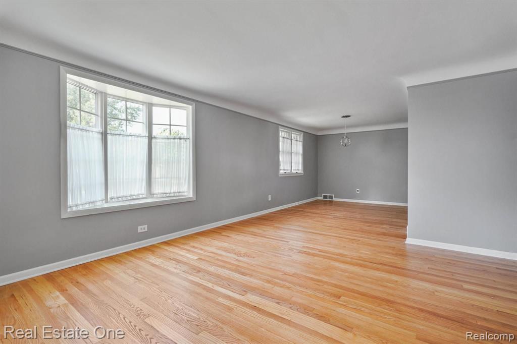 21135 LITTLESTONE Road, Harper Woods, MI 48225 — Photo 3