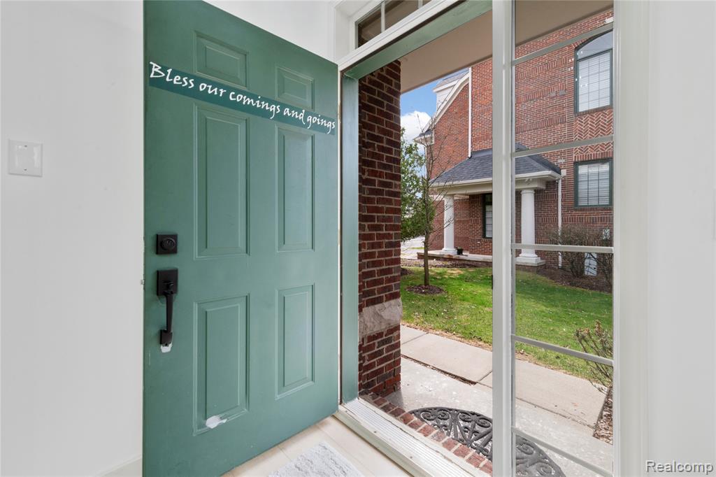 4392 Gateway Circle, West Bloomfield, MI — Photo 4