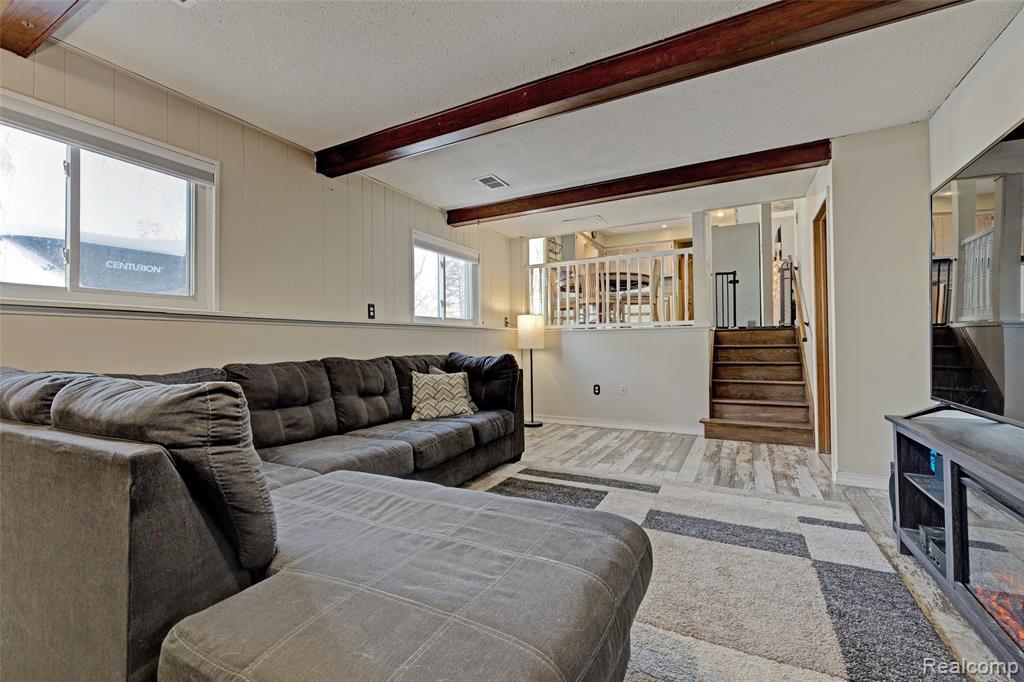 4380 Baza, Leonard, MI 48367 — Photo 27