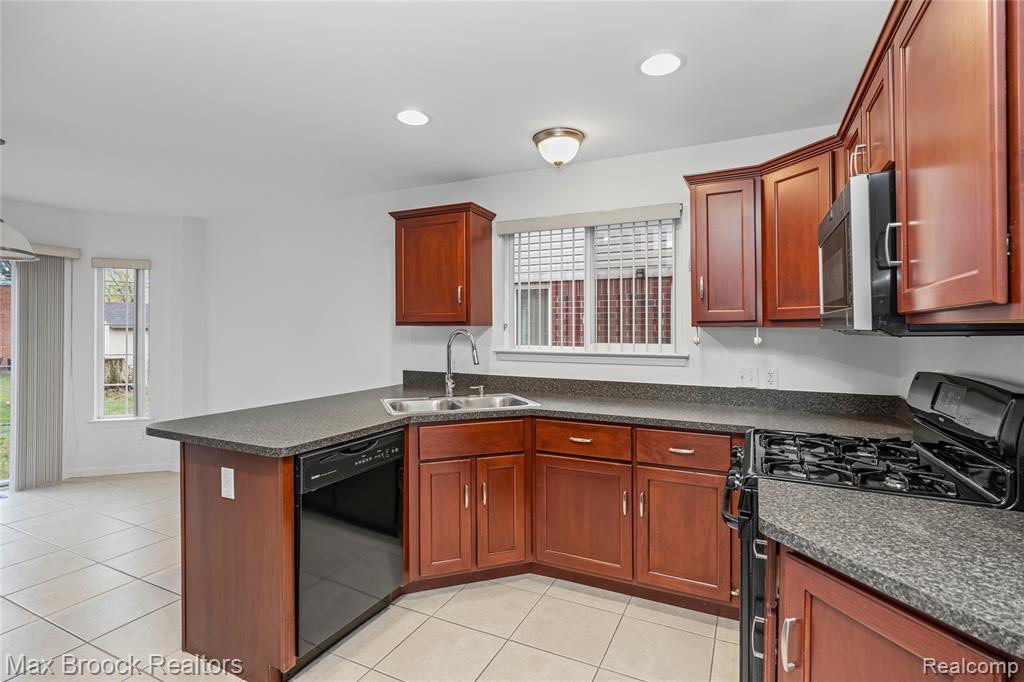 4852 Burberry Drive, Warren, MI 48092 — Photo 13