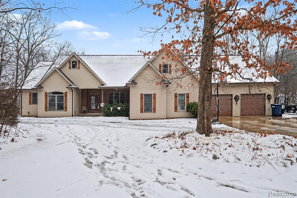 10151 Walnut Shores Drive, Fenton, MI 48430 — front exterior