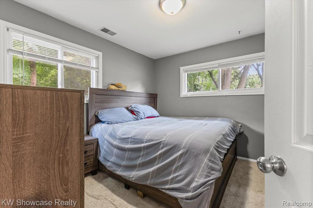 964 Daffodil Drive, Waterford, MI 48327 — Photo 32