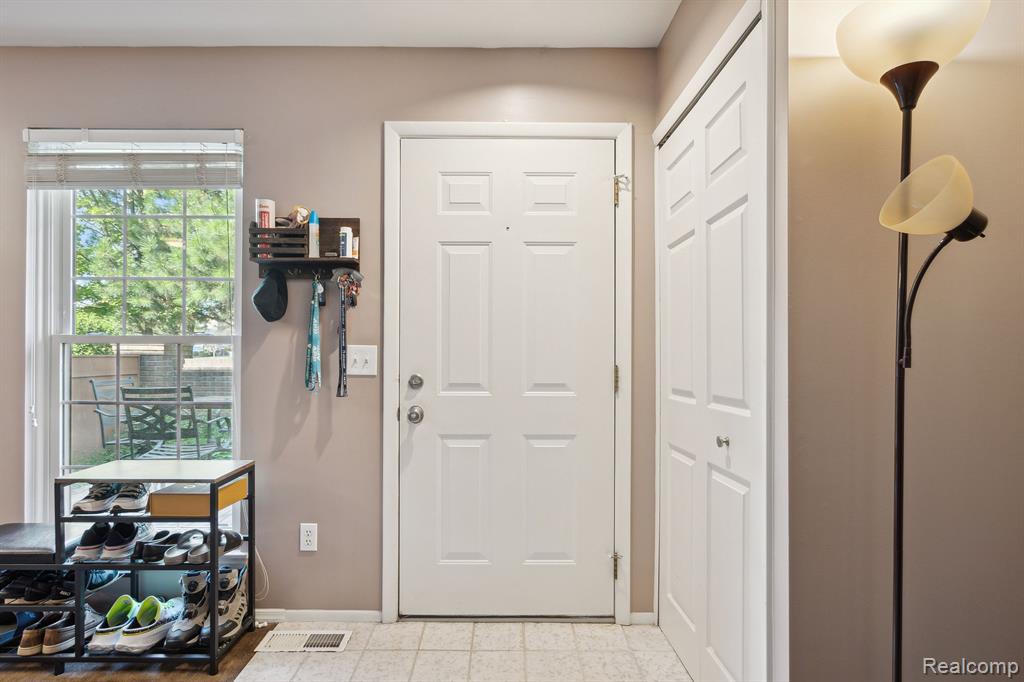 22040 EDGEWATER, Novi, MI — Photo 12