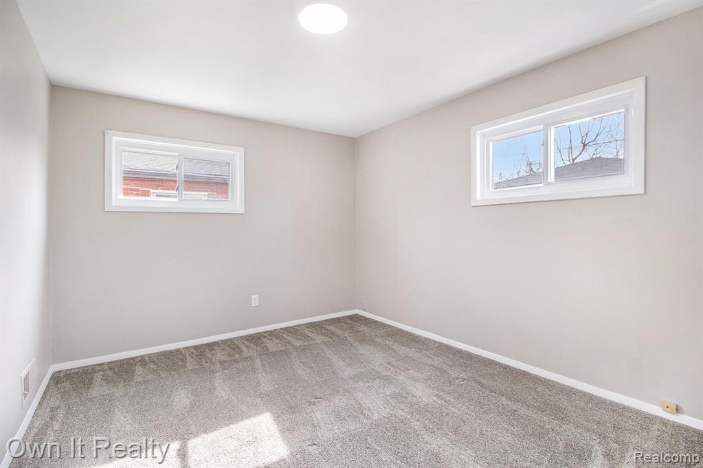 4992 MCKINLEY Street, Dearborn Heights, MI 48125 — Photo 15