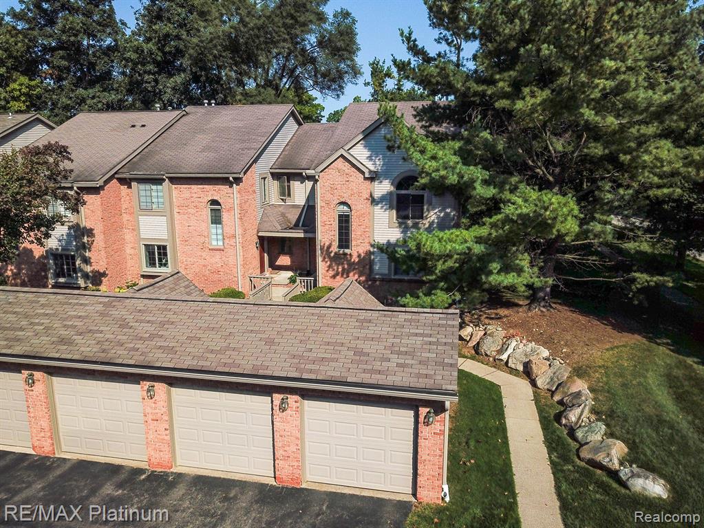900 RIDGE, Brighton, MI 48116 — Photo 2