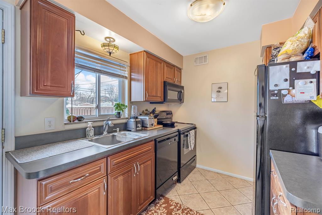 4822 MANSFIELD Avenue, Royal Oak, MI 48073 — Photo 9