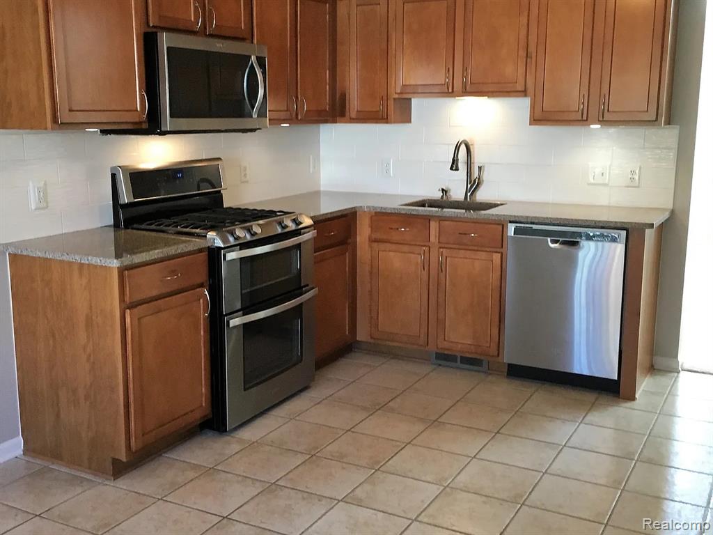 5894 Augusta Lane, Grand Blanc, MI 48439 — Photo 11