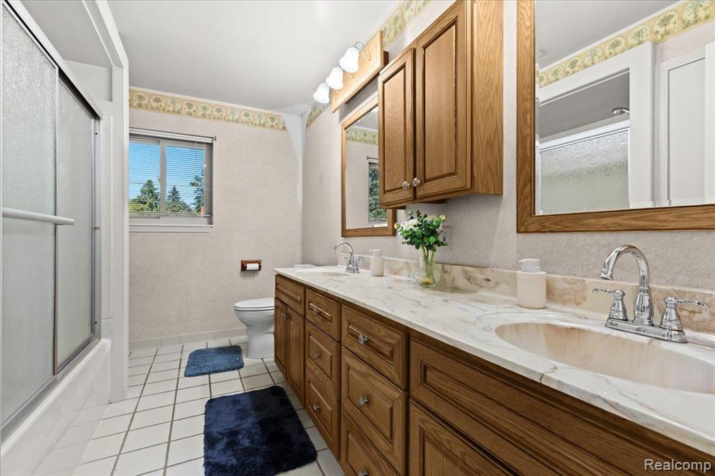 7677 MCCLEMENTS Road, Brighton, MI 48114 — Photo 12