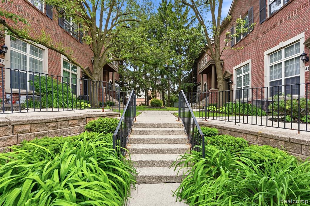 37 W Village Lane, Dearborn, MI 48124