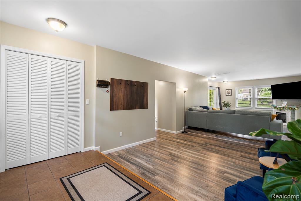 6226 Rowley Boulevard, Waterford, MI 48329 — Photo 5
