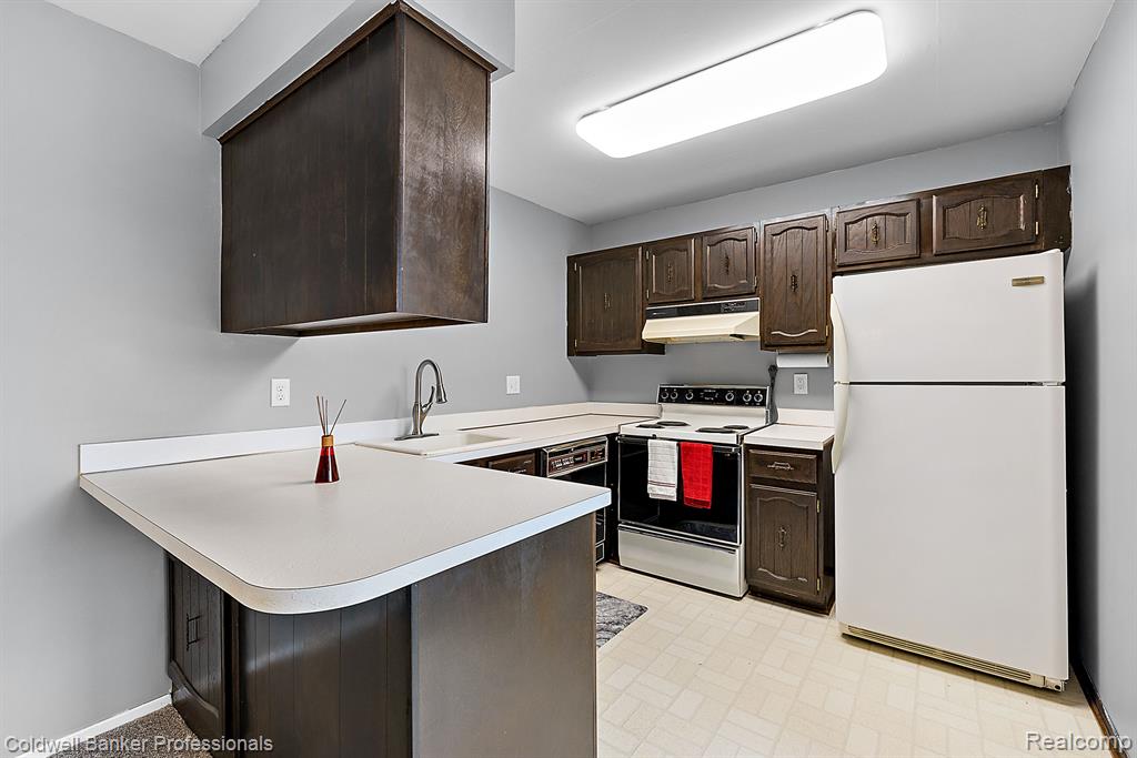 2685 ROUNDTREE Drive, Troy, MI 48083 — Photo 11