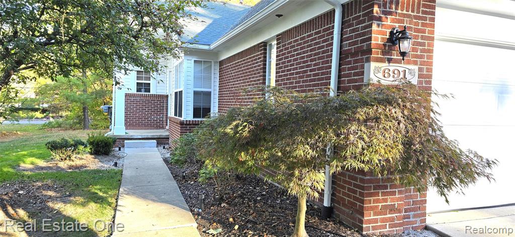 691 Chestnut Drive, Wixom, MI 48393 — front exterior