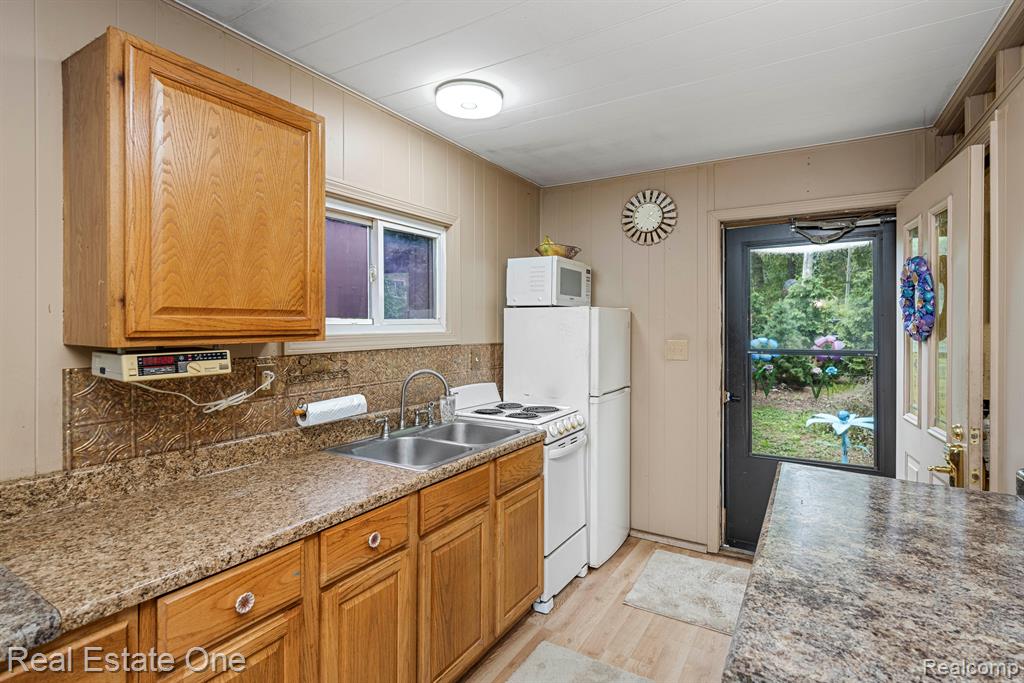 200 E CANYON Drive, Milford, MI 48380 — Photo 11