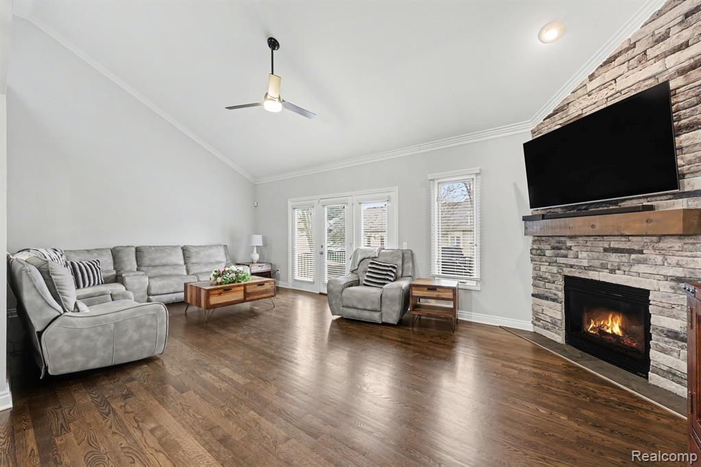 4337 Elaine Court, Utica, MI 48316 — Photo 2